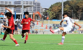 滝川第二-龍野北　後半だけでハットトリックを達成した滝川第二の粟飯原（右）