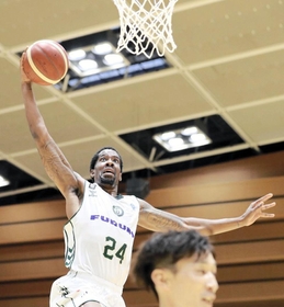 愛媛-西宮　第２クオーター、シュートを決める西宮のハインズ（Ｃ）B.LEAGUE