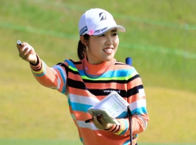 プロアマ戦で笑顔を見せる古江彩佳＝20日、三木市マスターズＧＣ