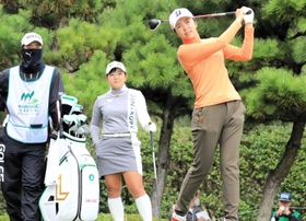 第１日、滝川第二高出身の堀琴音（右）と浅井咲希（中央）は同組でプレーした