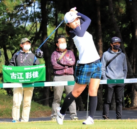 第１日、１３番でティーショットを放つ古江彩佳