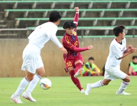 琴丘－神戸弘陵　後半、神戸弘陵の田中祉がゴールを決め、３-０とする＝洲本市五色町、アスパ五色（撮影・辰巳直之）