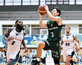 西宮-佐賀　第４クオーター、ゴール下に攻め込む西宮の松崎（３）（Ｃ）B.LEAGUE