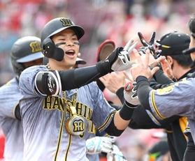 ２４日の広島戦で２４号３ランを放ち、歓喜の表情で生還する阪神・佐藤輝＝マツダスタジアム