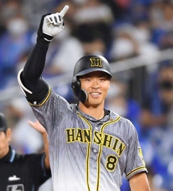 １０月５日のＤｅＮＡ戦で適時打を放ち、笑顔の阪神・佐藤輝＝横浜スタジアム