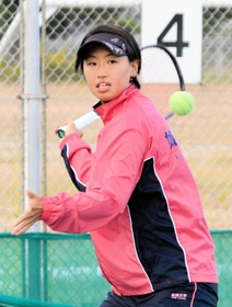初めてテニスの全日本選手権に挑む姫路大の西本聖良＝姫路市の同大学
