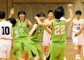 女子準決勝・神戸龍谷-三田松聖　決勝進出を決めて喜ぶ三田松聖メンバー