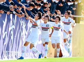 関学-滝川第二　後半、同点ＰＫを決めた藤田（10）ら、沸き上がる滝川第二イレブン（撮影・中西幸大）