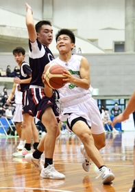 男子決勝・ゴッドドア－センターサークル　第２クオーター、シュートを決めるゴッドドアの竹内（撮影・坂井萌香）