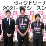 Ｖリーグ開幕に向け意気込みを語ったヴィクトリーナ姫路の（左から）橋本明社長、中谷宏大監督、セレステ・プラク、貞包里穂、安保澄ＧＭ＝姫路市内