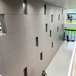 【写真１】玄関通路の壁面の小窓。ラグビー１５人制のポジションで配列されている＝神戸市東灘区御影浜町