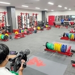 【写真２】身体を鍛える器具が並ぶトレーニングルーム。広々としている＝神戸市東灘区御影浜町