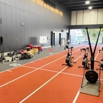 【写真３】屋内練習場も完備。ラインアウトも練習できる広さだ＝神戸市東灘区御影浜町