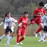 兵庫県高校新人大会決勝で攻める姫路女学院の選手たち。この時は０-１で敗れたが、ついに女王日ノ本の背中をとらえた＝２０２１年２月７日、洲本市、アスパ五色