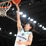 青森－西宮　第２クオーター、シュートする西宮の松崎（Ｃ）B.LEAGUE