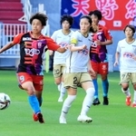 ＩＮＡＣ神戸-日テレ東京Ｖ　前半、激しく競り合うＩＮＡＣ神戸の田中美南（左）と日テレ東京Ｖの清水梨紗＝ノエビアスタジアム神戸