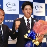 巨人から１位指名を受け、喜び合う関西国際大の翁田大勢（右）と鈴木英之監督＝１１日午後、三木市志染町青山１（撮影・吉田敦史）