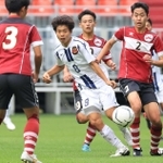 前回大会決勝では神戸弘陵が３－０で三田学園に快勝し、２連覇を飾った＝２０２０年１１月８日、ノエビアスタジアム神戸