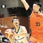 愛媛-西宮　第２クオーター、シュートを狙う西宮の道原（左）＝（Ｃ）B.LEAGUE