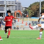 滝川第二-龍野北　後半だけでハットトリックを達成した滝川第二の粟飯原（右）