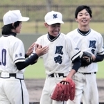 飾磨工-篠山鳳鳴　９回１失点の好投を見せ、仲間と喜ぶ篠山鳳鳴の山田（中央）