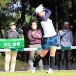 第１日、１３番でティーショットを放つ古江彩佳