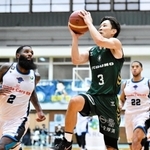 西宮-佐賀　第４クオーター、ゴール下に攻め込む西宮の松崎（３）（Ｃ）B.LEAGUE