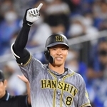 １０月５日のＤｅＮＡ戦で適時打を放ち、笑顔の阪神・佐藤輝＝横浜スタジアム
