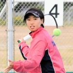 初めてテニスの全日本選手権に挑む姫路大の西本聖良＝姫路市の同大学