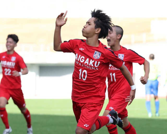 芦屋学園－相生学院　後半、決勝点を決めて駆け出す相生学院の福井悠人（１０）＝三木総合防災公園陸上競技場（撮影・小林良多）