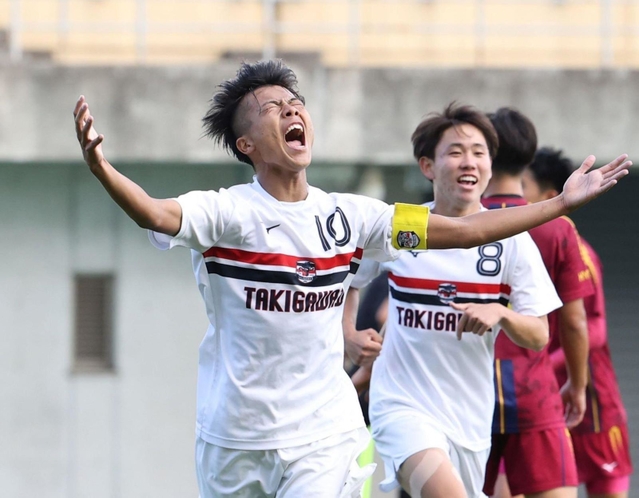 滝川第二－神戸弘陵　後半、自ら得たＰＫを決めて勝ち越し、喜びを爆発させる滝川第二の藤田仁朗（左）＝三木総合防災公園陸上競技場（撮影・小林良多）