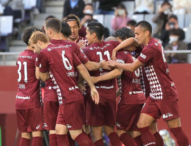 神戸-仙台　前半早々、先制ゴールを決めた武藤（１１）を中心に喜ぶ神戸の選手たち＝ノエビアスタジアム神戸（撮影・鈴木雅之）