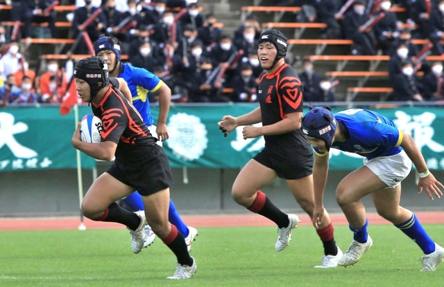 報徳－関学　後半、トライを決める報徳の海老沢（左手前）＝ユニバー記念競技場（撮影・鈴木雅之）