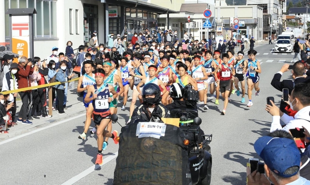 勢いよくスタートする男子の選手たち＝丹波篠山市北新町（撮影・鈴木雅之）