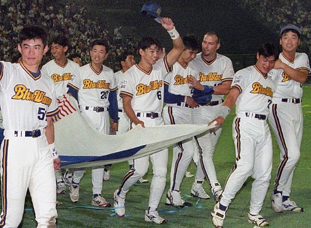 １９９５年、リーグ優勝しファンの声援に応える田口さん（中央）。左端はイチローさん、右端は現在の中嶋聡監督