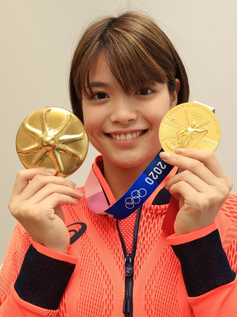 特製の金のふたと五輪金メダルを手に笑顔の阿部詩＝９日午後、神戸市中央区の神戸新聞社（撮影・鈴木雅之）
