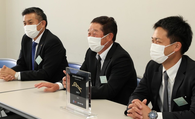 都市対抗野球大会への意気込みを語る三菱重工Ｗｅｓｔの山口敏弘監督（中央）ら＝神戸新聞社（撮影・鈴木雅之）