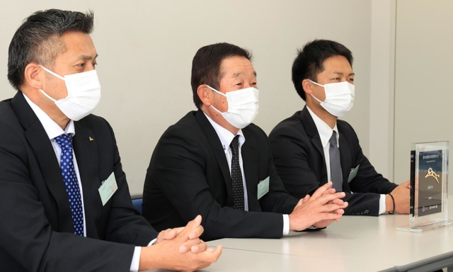 都市対抗野球大会への意気込みを語る三菱重工Ｗｅｓｔの山口敏弘監督（中央）ら＝神戸新聞社（撮影・鈴木雅之）