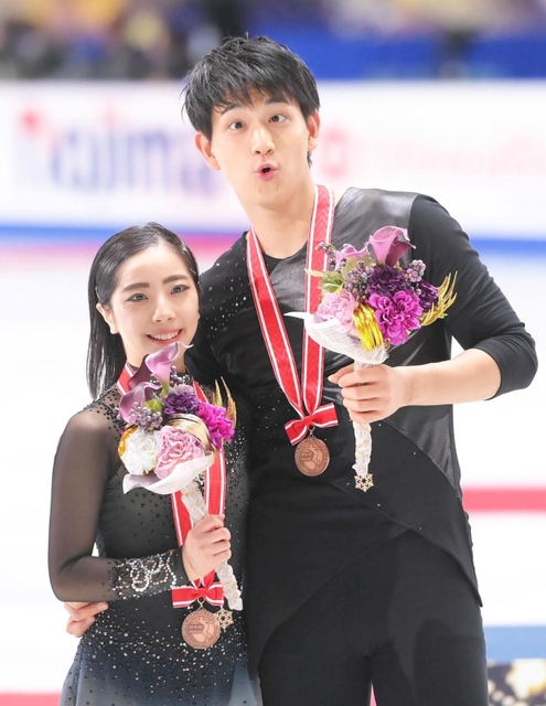 ペアで３位となり、メダルを胸に笑顔を見せる三浦璃来（左）木原龍一組（撮影・堀内翔）