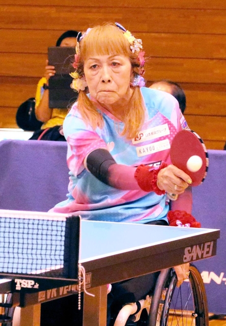 パラ卓球の女子シングルス（車いす５）で全勝優勝を飾った別所キミヱ＝大阪市舞洲障がい者スポーツセンター