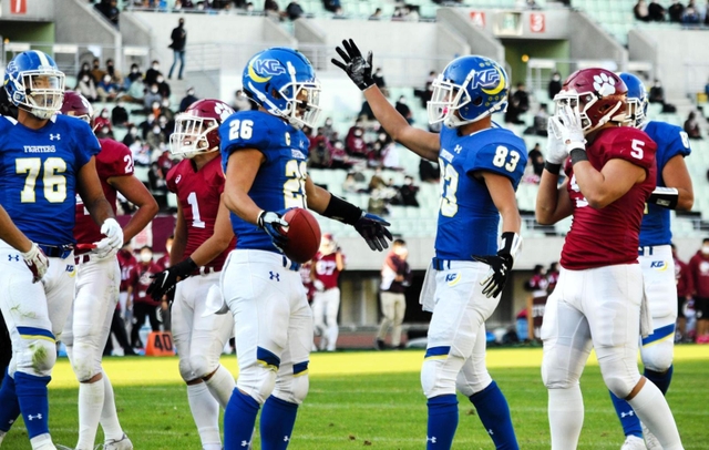 関学大－立命大　第１クオーター、先制タッチダウンを決めた関学大のＲＢ前田公（２６）＝ヤンマースタジアム長居