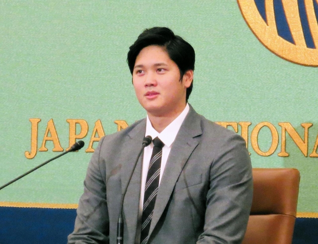 日本記者クラブで会見する大谷翔平＝１５日午前、東京都千代田区