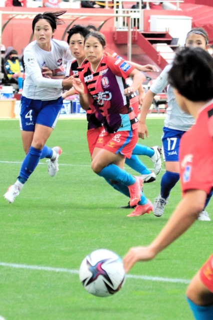 ＩＮＡＣ神戸－新潟　後半、ＩＮＡＣ神戸の成宮（左から３人目）がゴール前に詰めて先制点を決める