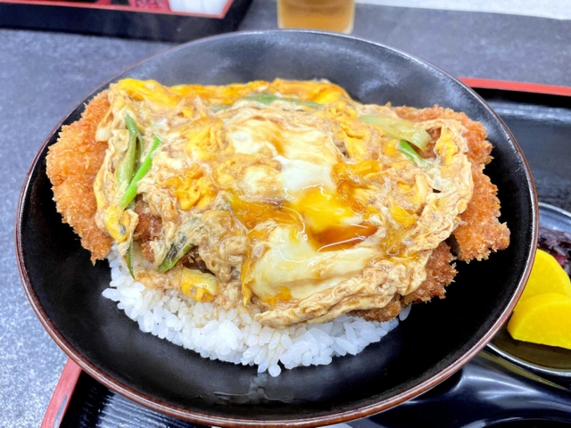 阪神の佐藤輝が愛するカツ丼＝西宮市荒木町、「はづき」