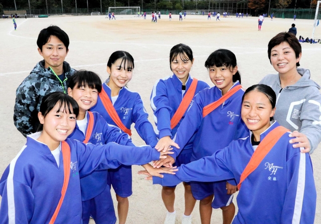 渋谷優美監督（右奥）や伊藤陸顧問（左奥）と共に躍進を誓う女子・三木東の選手たち＝三木市の同校