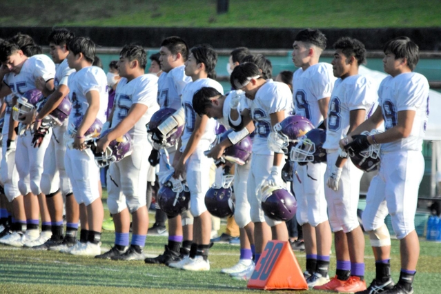 啓明－立命館宇治　惜敗し、肩を落とす啓明の選手たち＝京都市の宝が池球技場