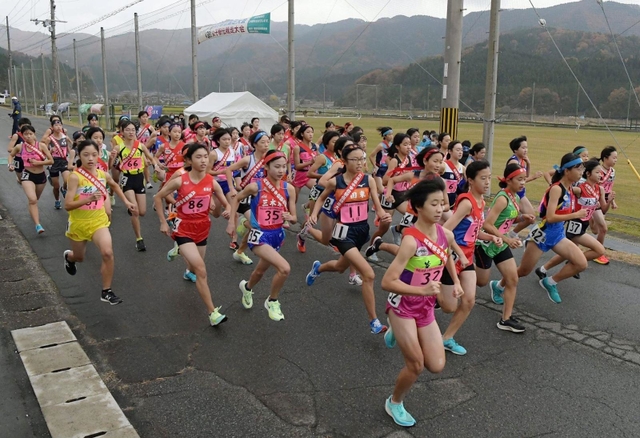 号砲とともに一斉にスタートする女子の選手たち＝２０日午前、豊岡市日高町（撮影・秋山亮太）