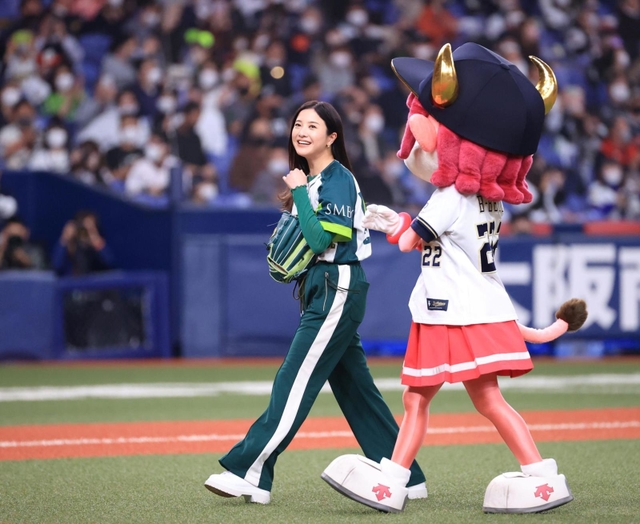 バファローベルに付き添われて退場する吉高由里子さん＝京セラドーム大阪（撮影・吉田敦史）