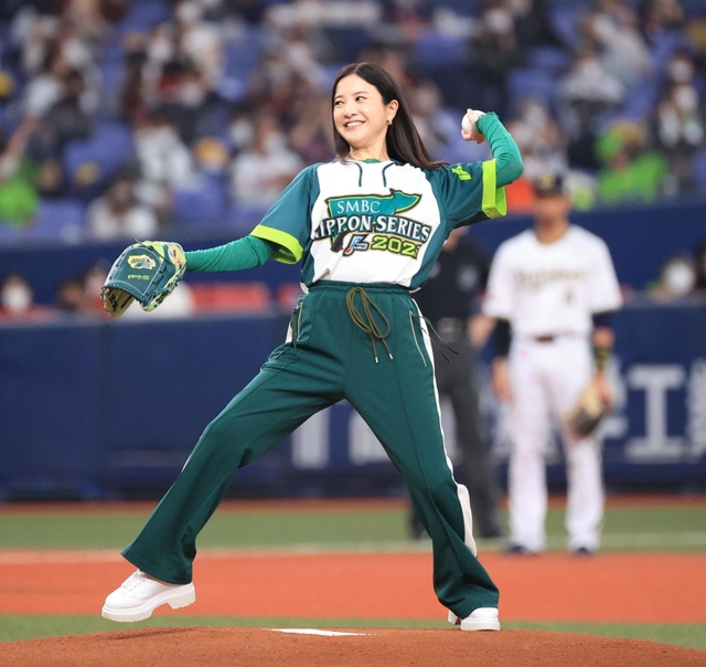 第２戦の始球式で投球する吉高由里子さん＝京セラドーム大阪（撮影・吉田敦史）