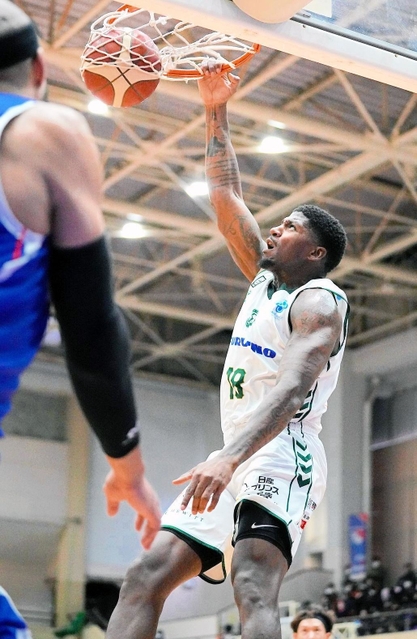 福岡-西宮　第３クオーター、ダンクシュートを決める西宮のジョーンズ（Ｃ）B.LEAGUE